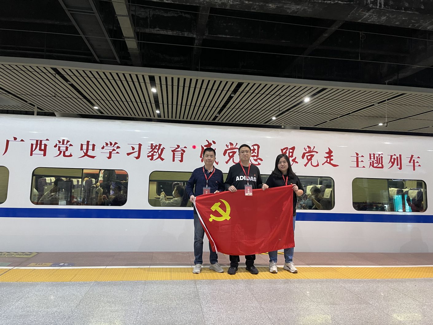 图为广西林业集团党员代表踏上主题列车开始红色之旅.jpg