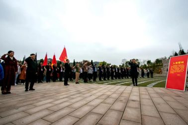 党员代表在湘江战役纪念园重温入党誓词.jpg